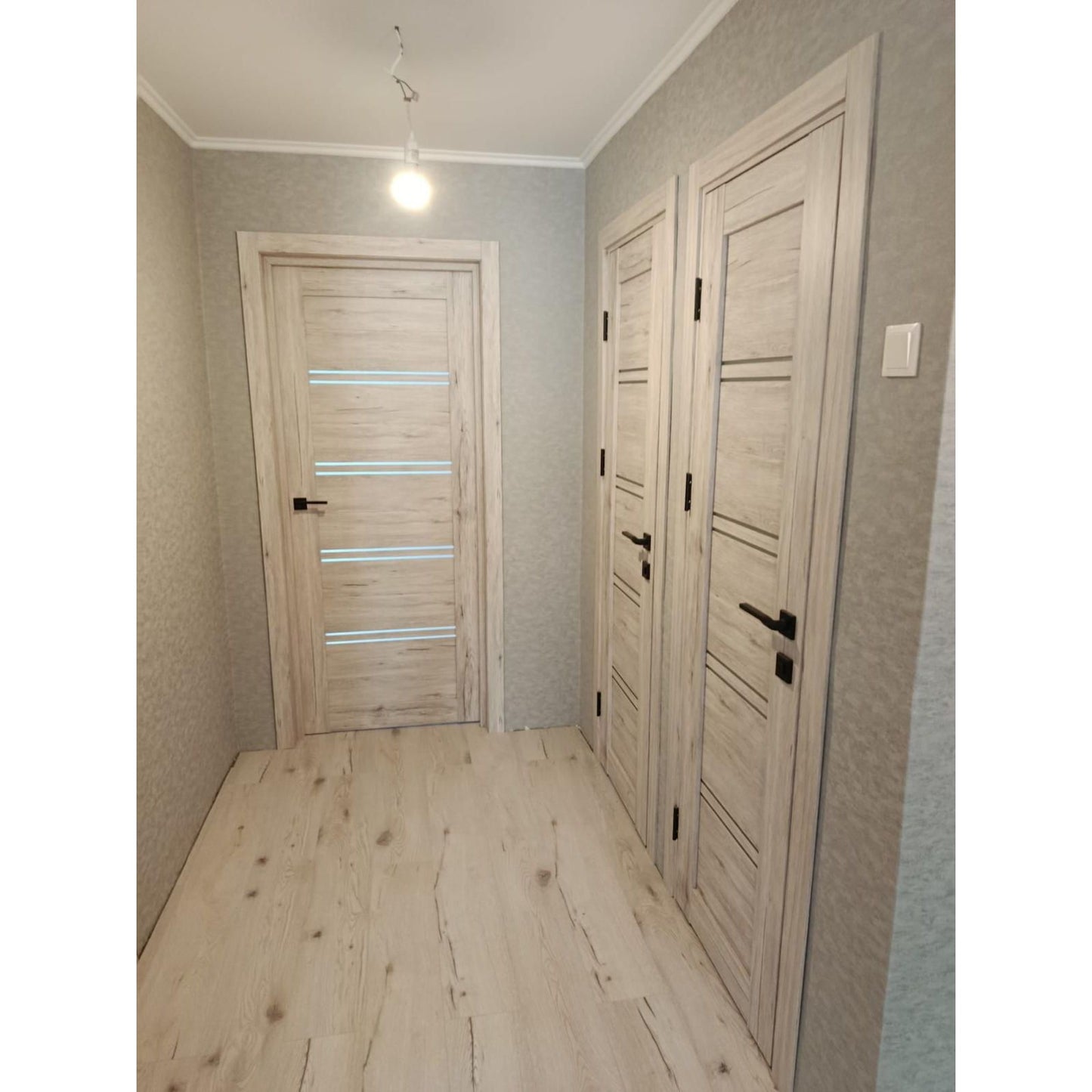 Дверь "LINE PREMIUM 4" дуб Halifax, с черной фурнитурой