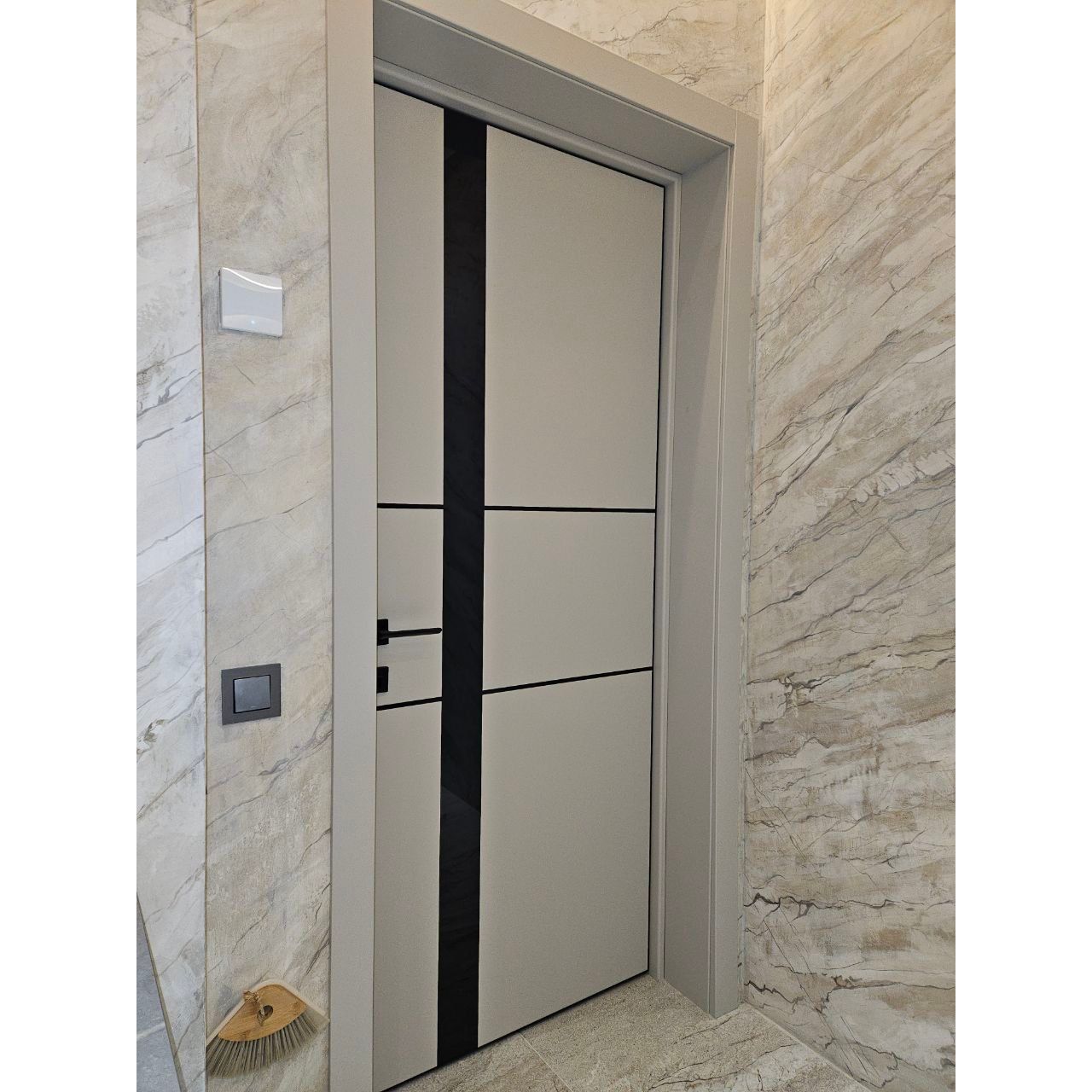 Дверь "PLATO 08 BLK" светло серый, с черной фурнитурой