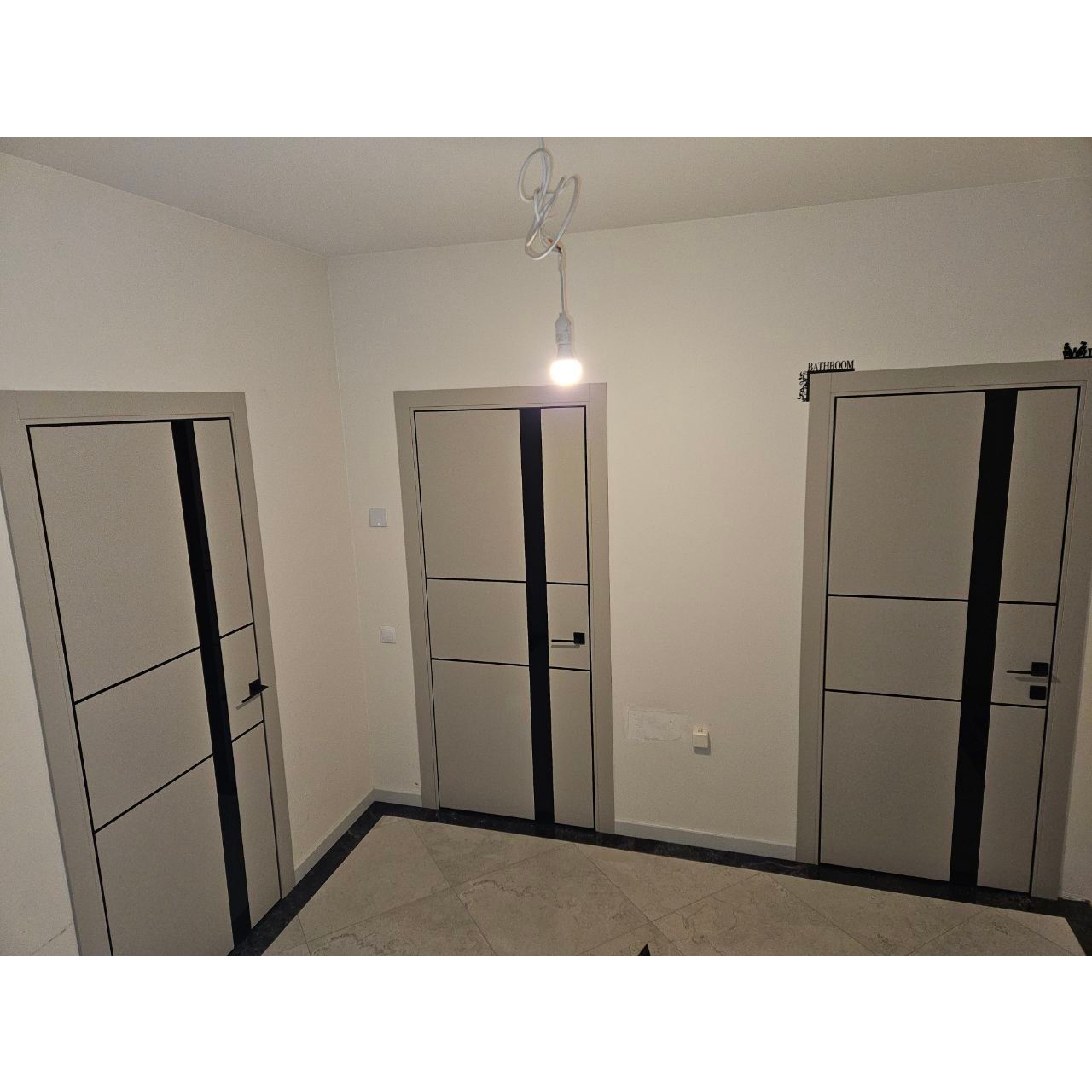 Дверь "PLATO 08 BLK" светло серый, с черной фурнитурой