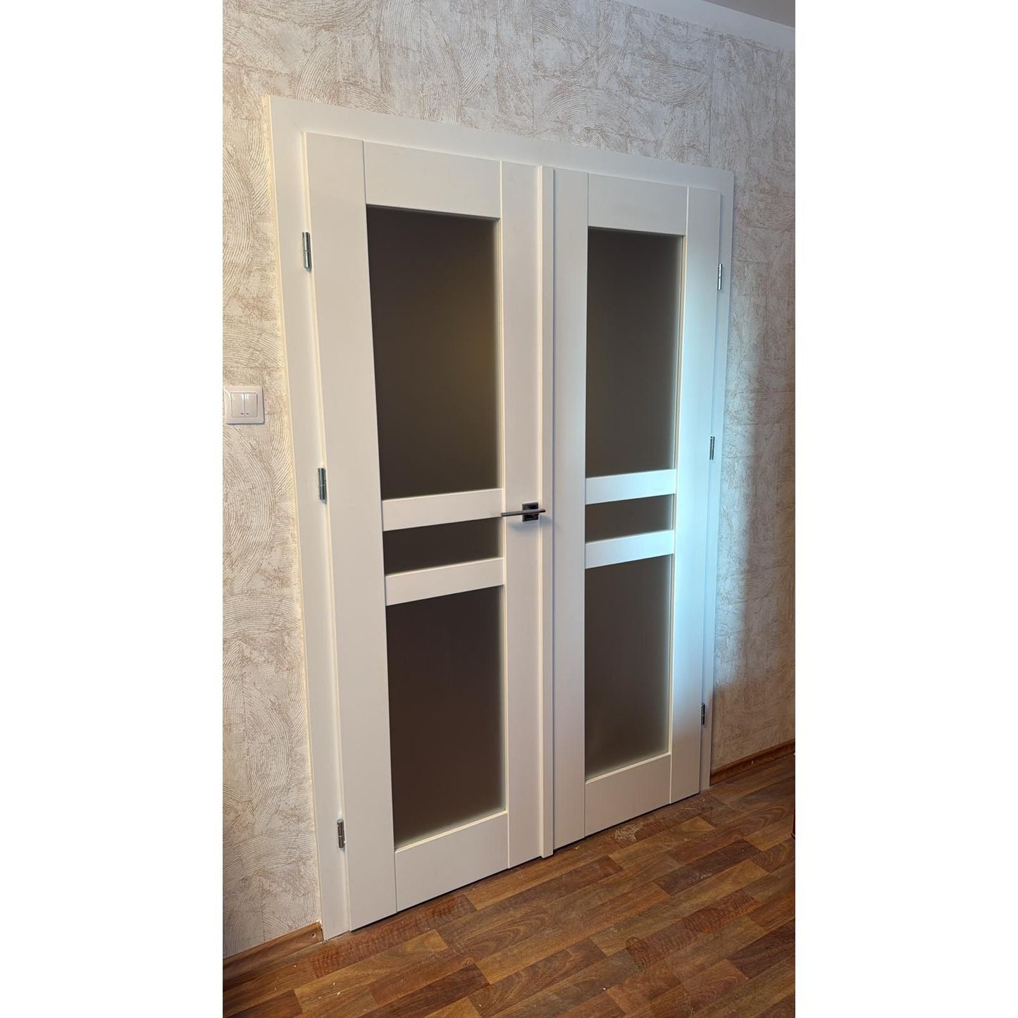 Durvis "FORSYCIJA 1" balts matēts, ar hromētu furnitūru