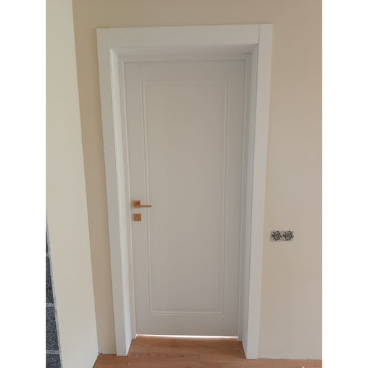 Durvis "CLASSIK 1" balta emalja RAL 9016, ar zelta furnitūru