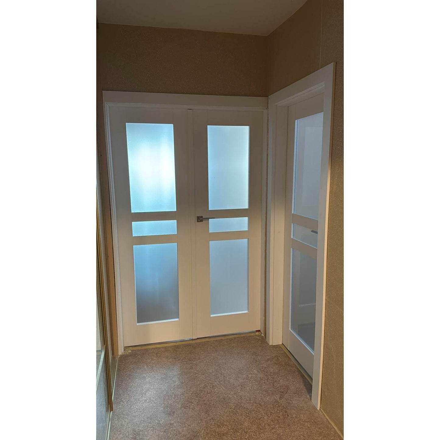 Durvis "FORSYCIJA 1" balts matēts, ar hromētu furnitūru