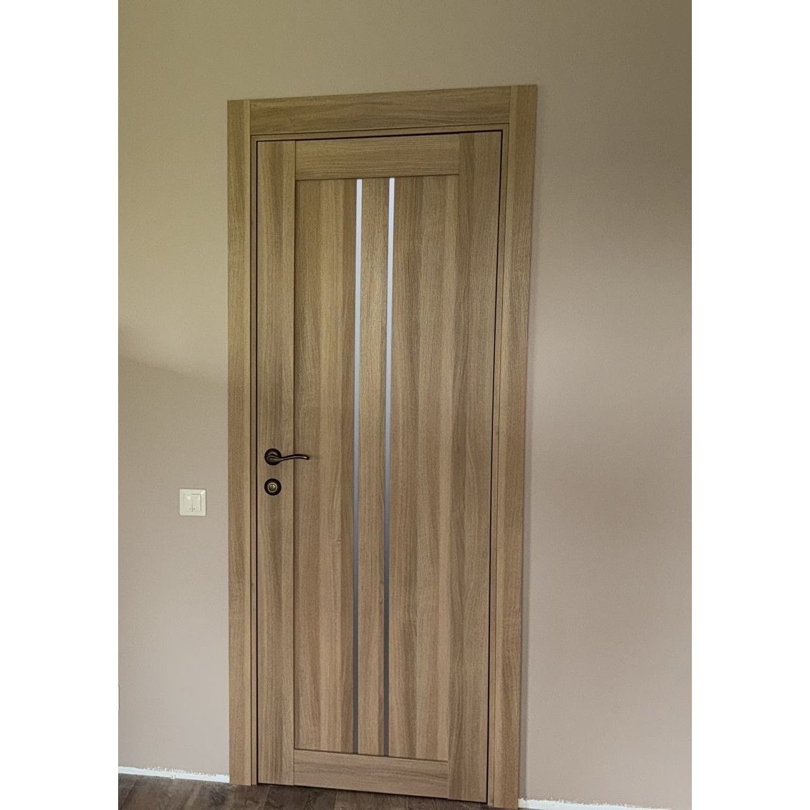 Durvis "LINEA 2" zelta ozols, ar bronzas furnitūru