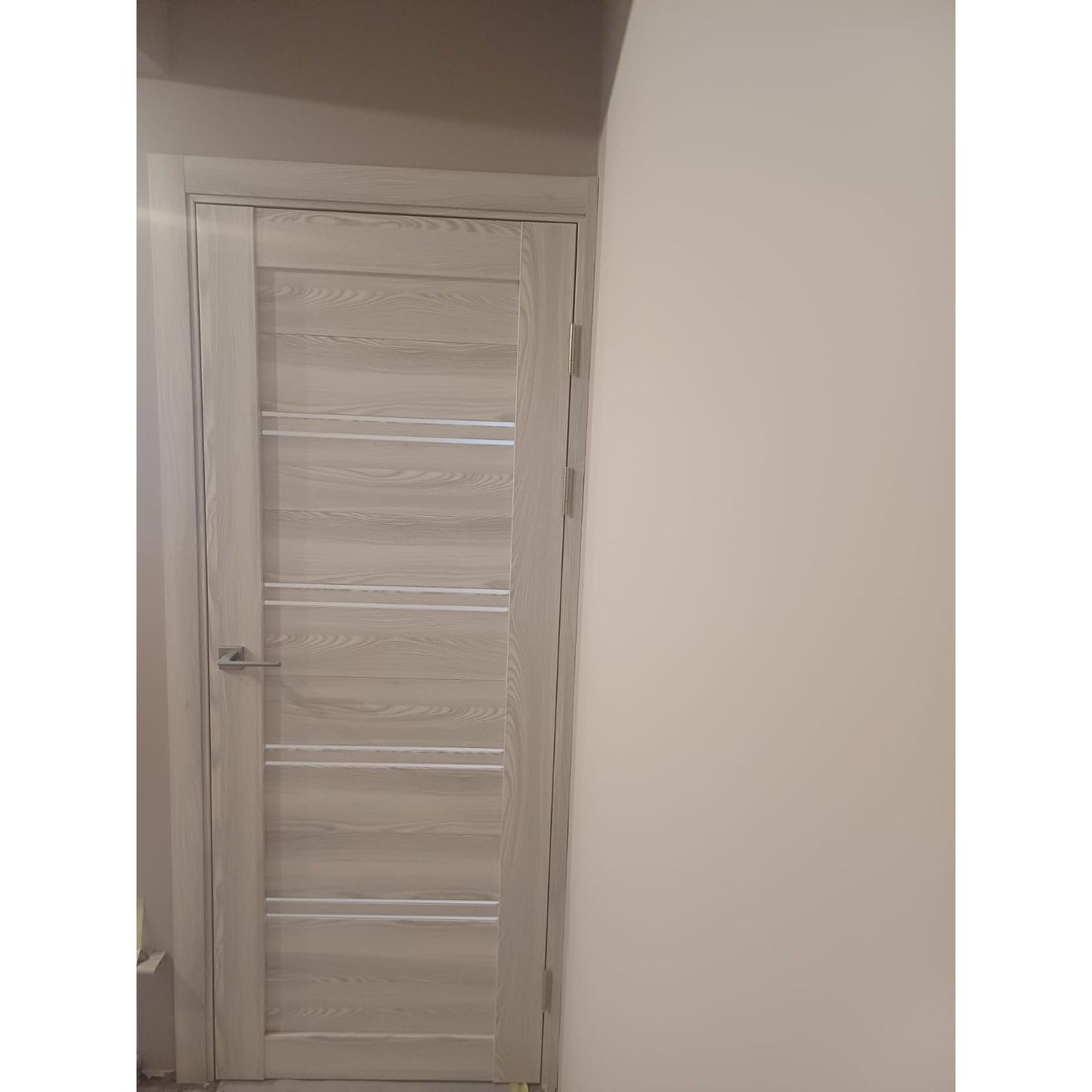 Дверь "LINE PREMIUM 4" клен ледяной, с хромовой фурнитурой