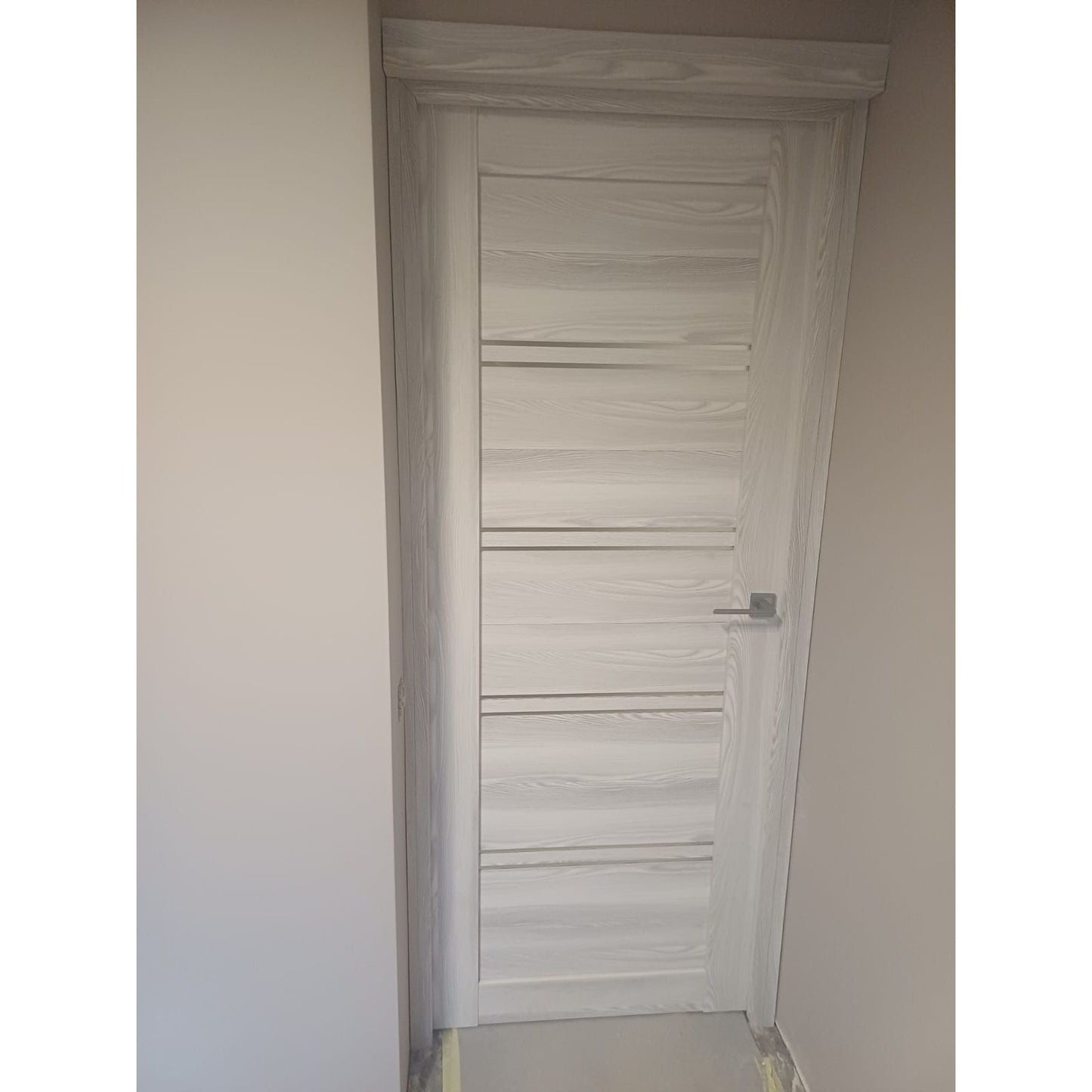 Дверь "LINE PREMIUM 4" клен ледяной, с хромовой фурнитурой