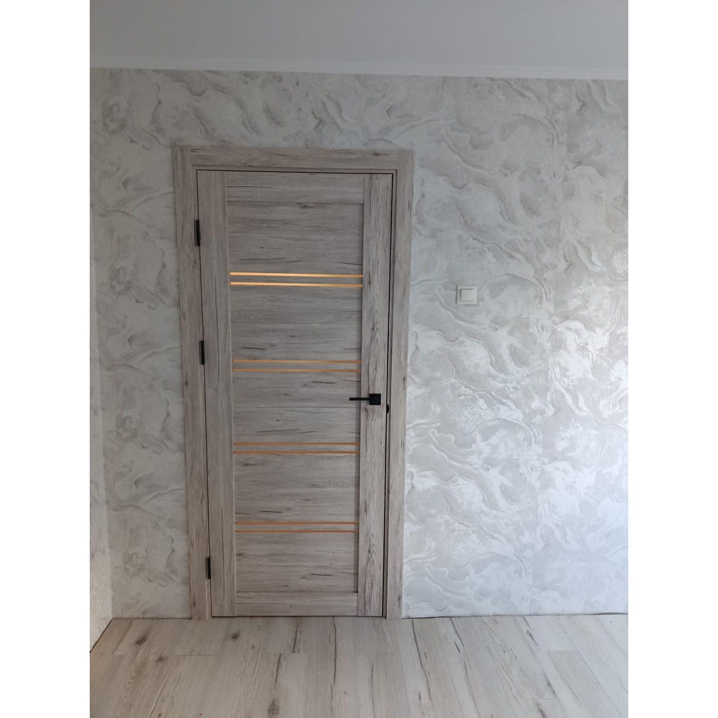 Дверь "LINE PREMIUM 4" дуб Halifax, с черной фурнитурой