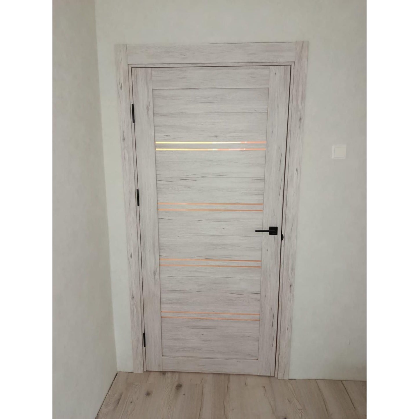 Дверь "LINE PREMIUM 4" дуб Halifax, с черной фурнитурой