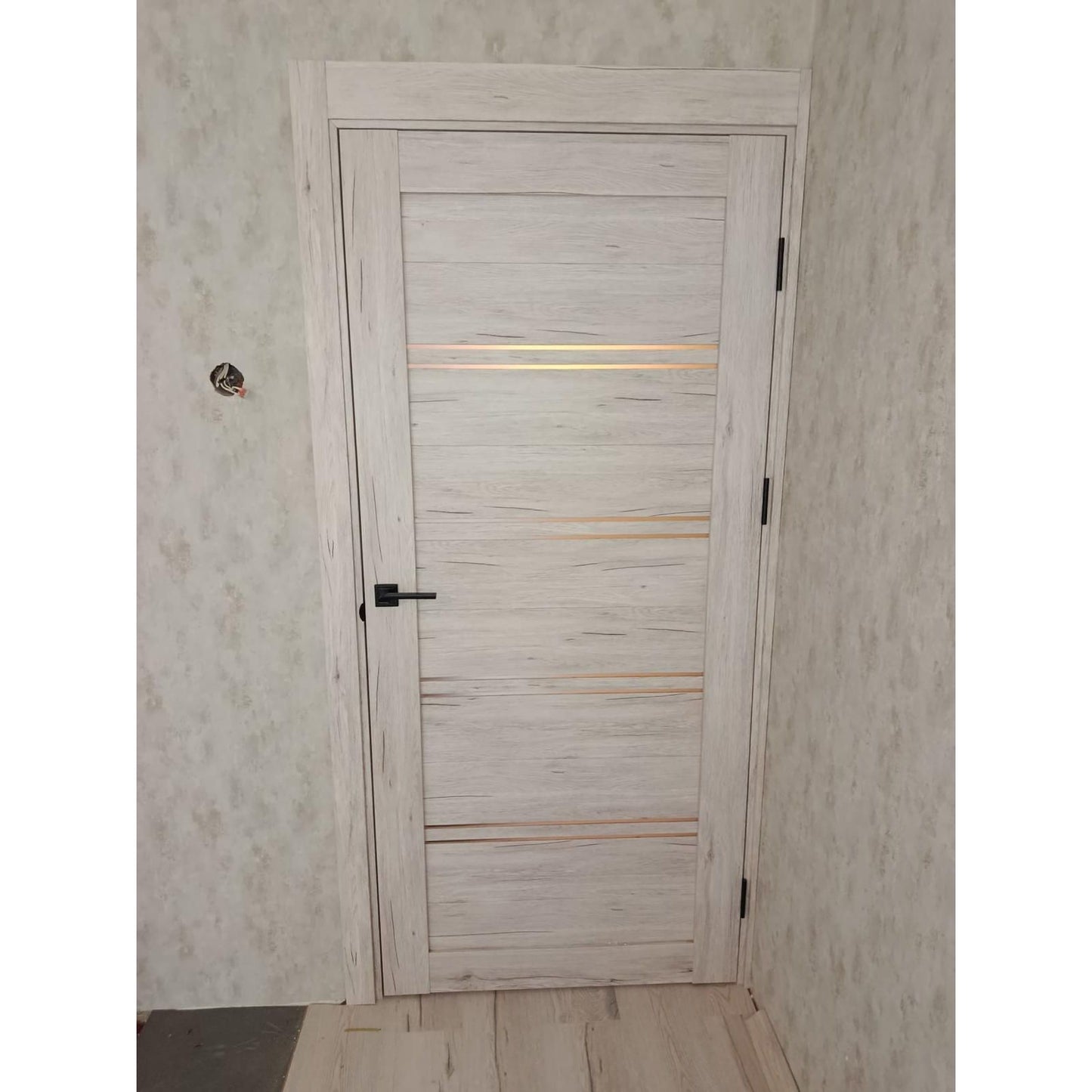 Дверь "LINE PREMIUM 4" дуб Halifax, с черной фурнитурой